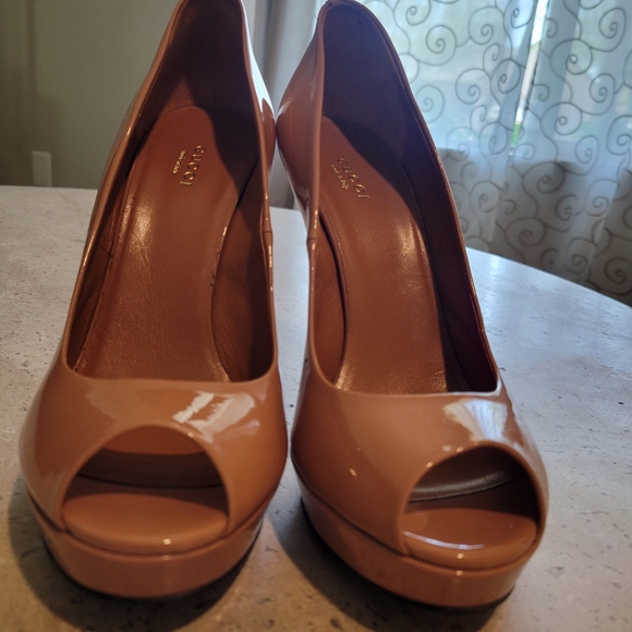 GUCCI Betty Platform Pump - Picture 10 of 13